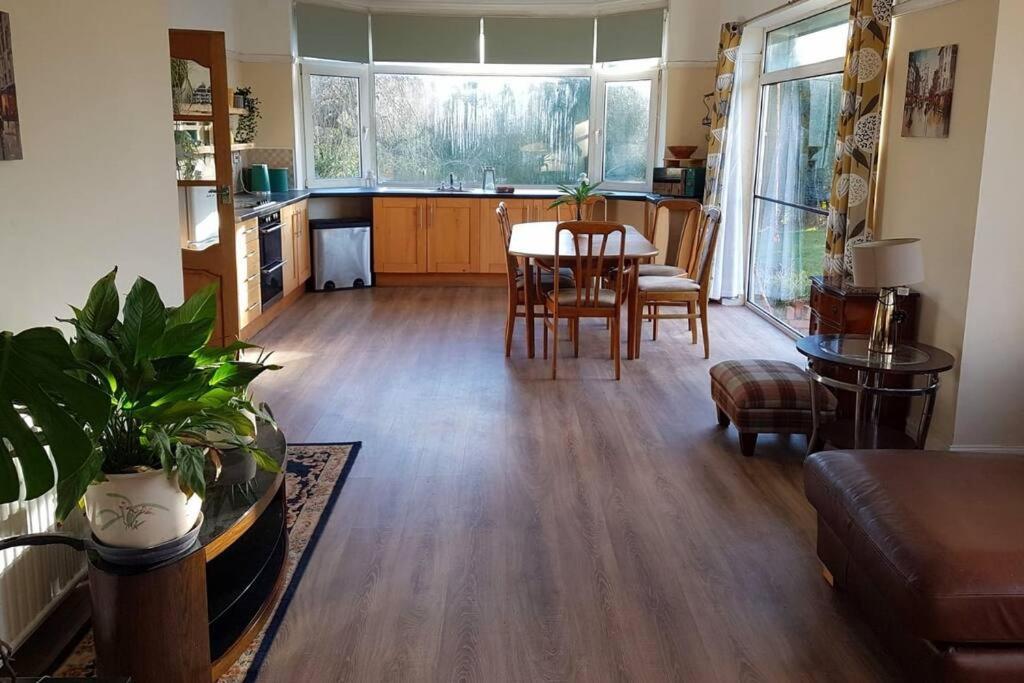 4 Bedroom Country Home Бристоль Экстерьер фото